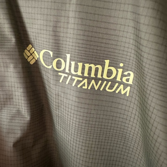 Columbia Sportswear - Green Hooded Titanium Shell - Size Medium - Picture 4 of 6